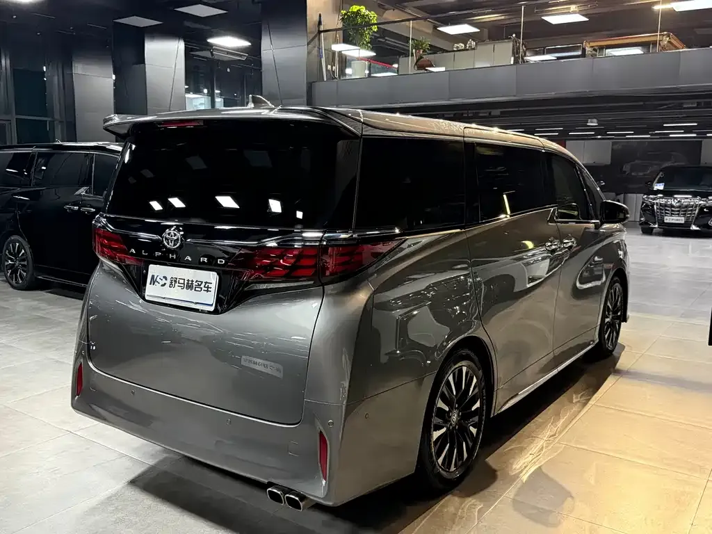 Toyota Alphard — фото 4