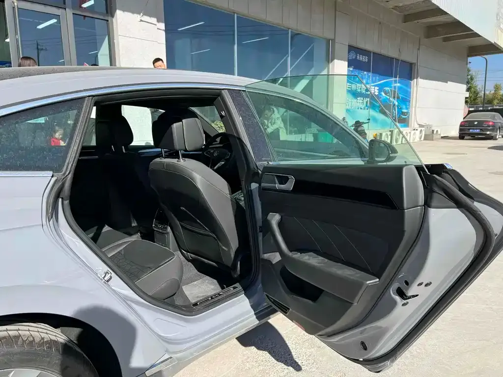 Volkswagen CC 2024 из CN, фото 8