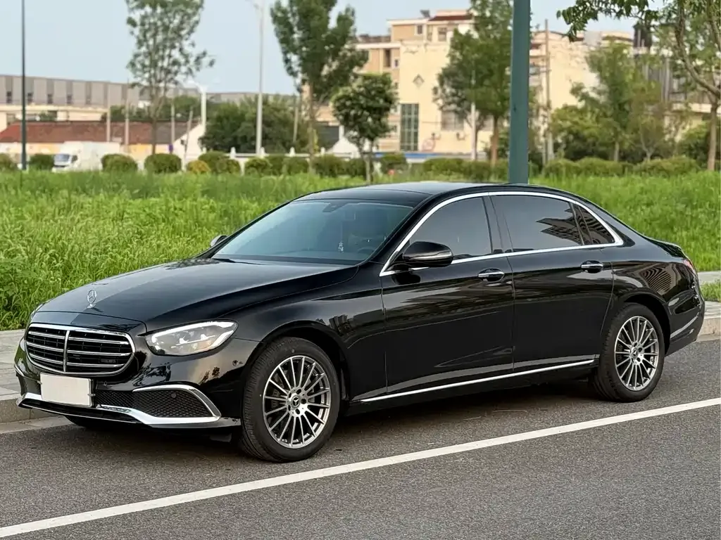 Mercedes-Benz E-Class — фото 1