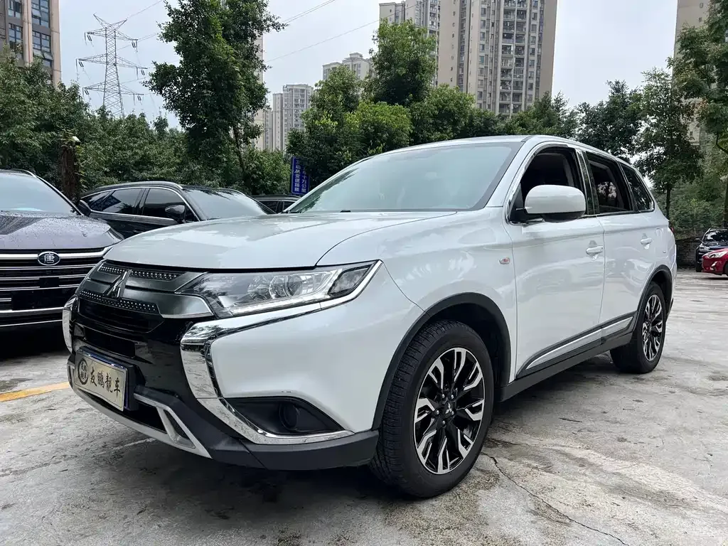 Mitsubishi Outlander — фото 1