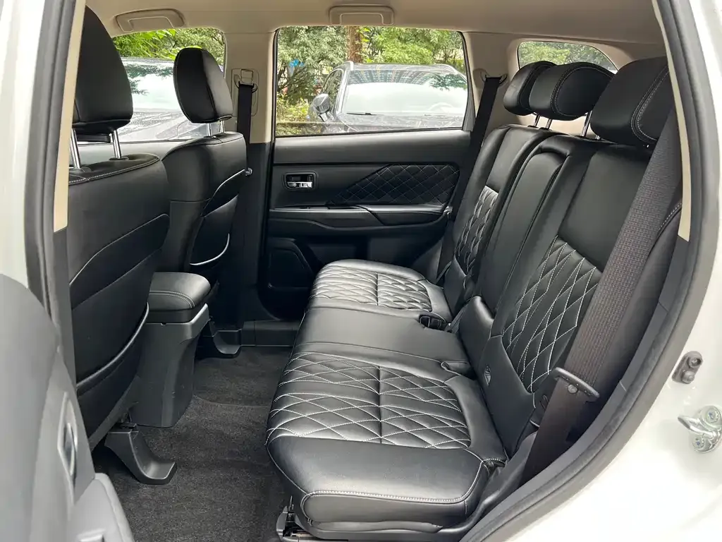 Mitsubishi Outlander — фото 10