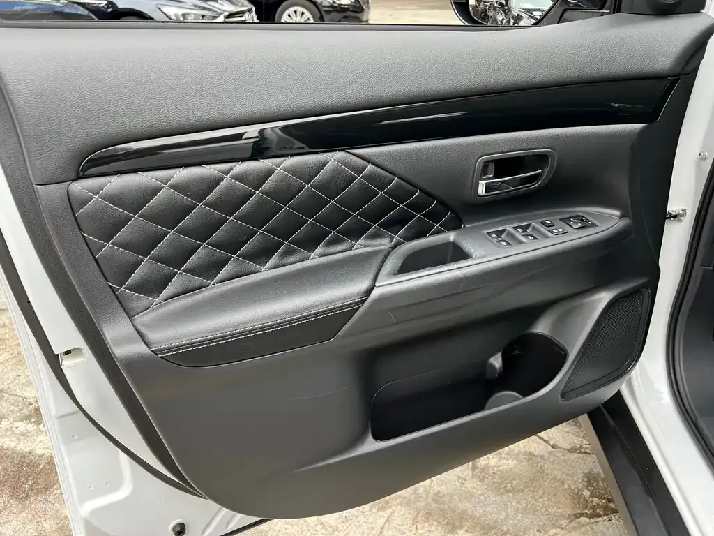 Mitsubishi Outlander — фото 7