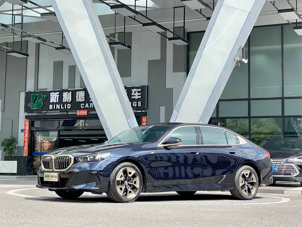BMW 5 Series — фото 1
