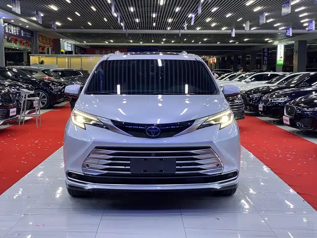Toyota Sienna — фото 2