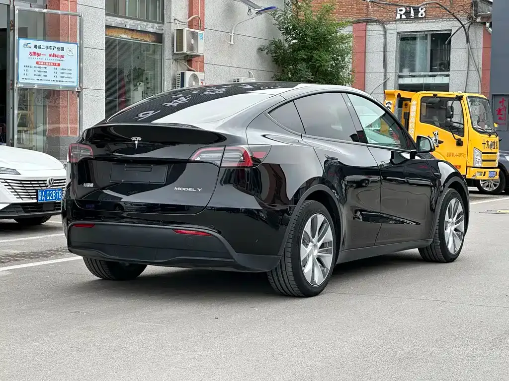 Tesla Model Y — фото 8