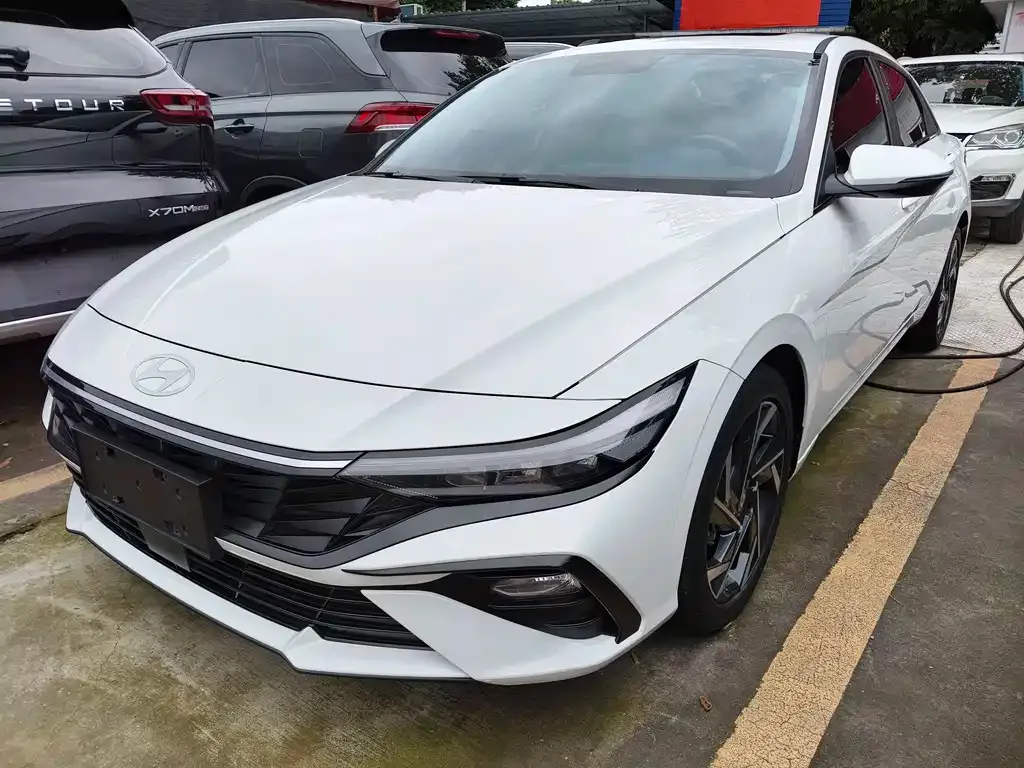 Hyundai Elantra 2023 из CN, фото 1