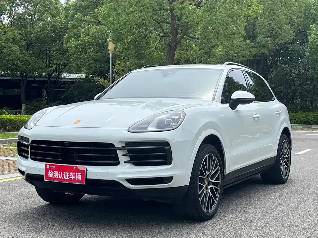 Porsche Cayenne — фото 1