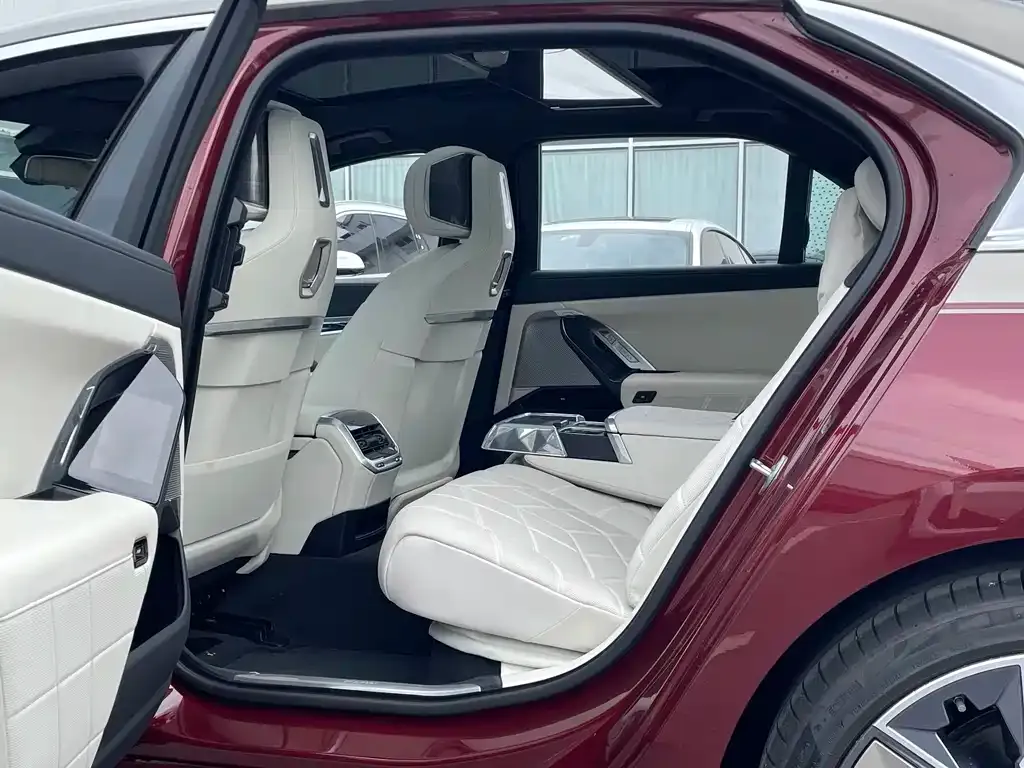 BMW 7 Series 2024 из CN, фото 9