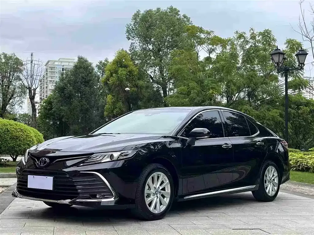 Toyota Camry — фото 1