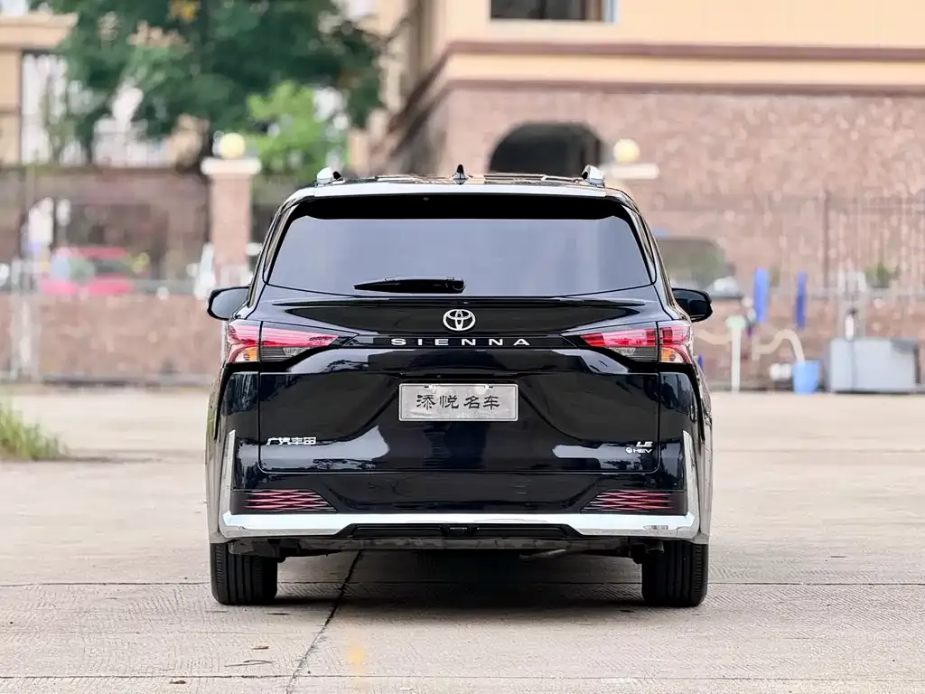 Toyota Sienna — фото 7