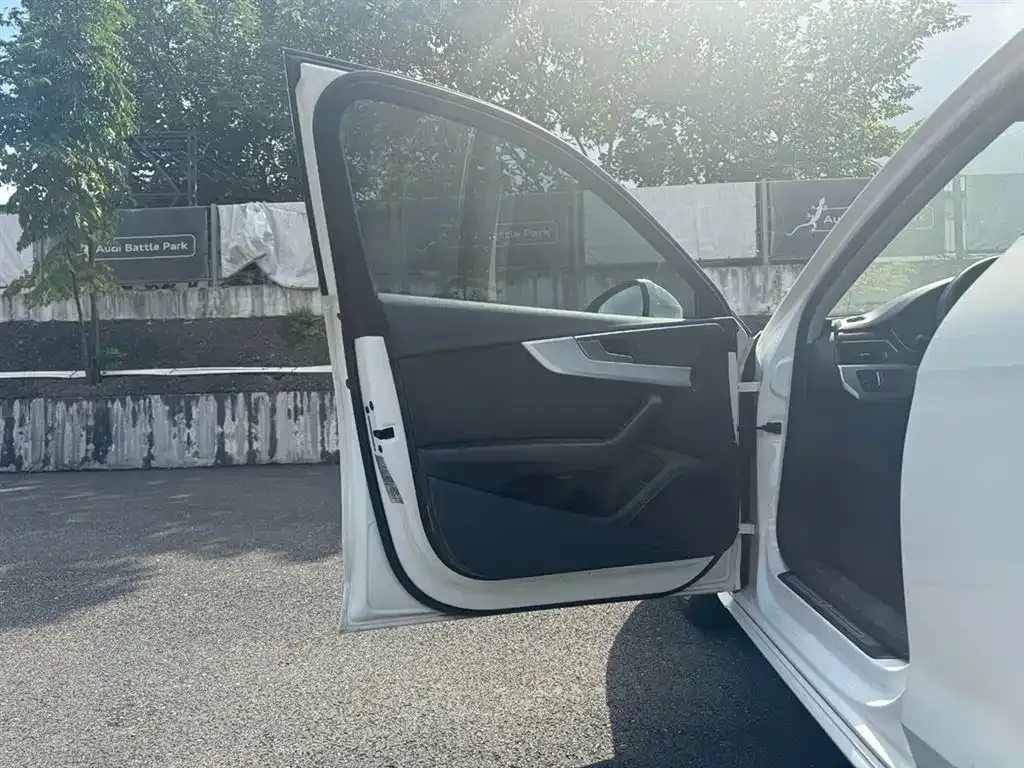 Audi A4L 2021 из CN, фото 9