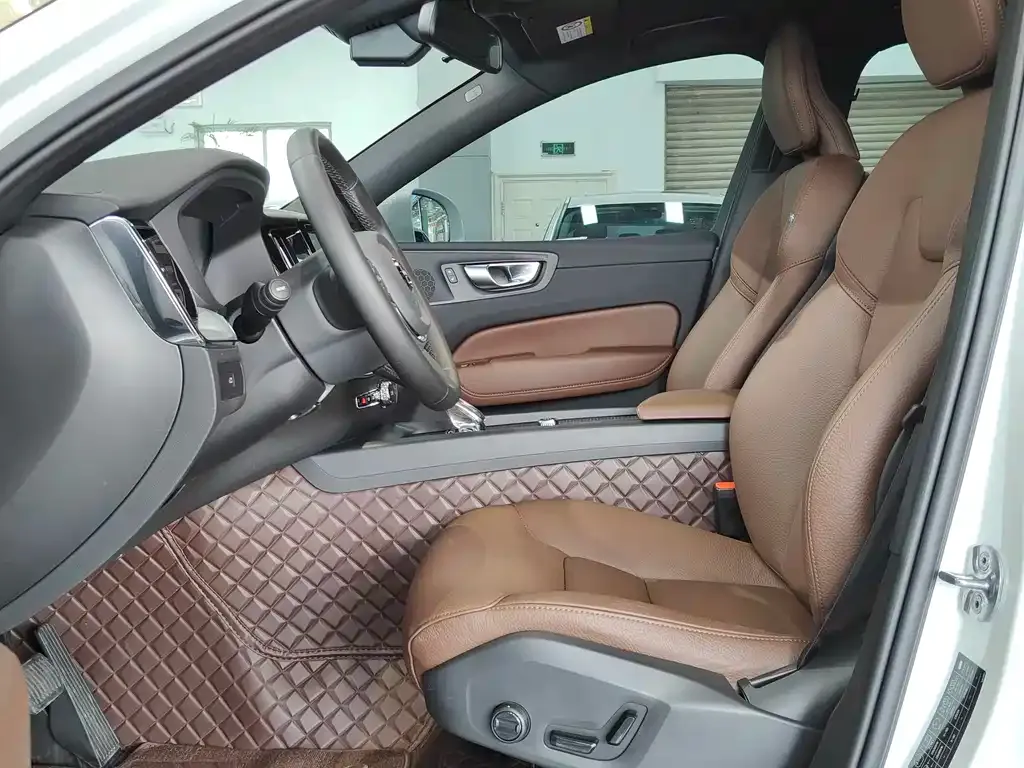 Volvo XC60 2024 из CN, фото 4