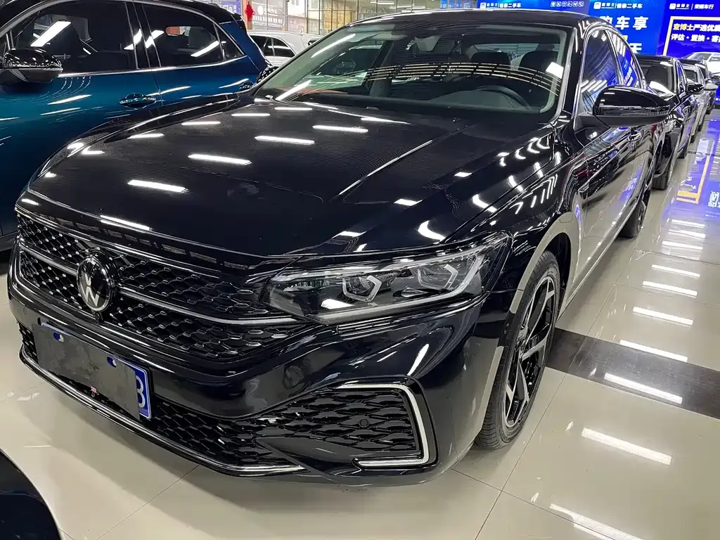 Volkswagen Passat — фото 1