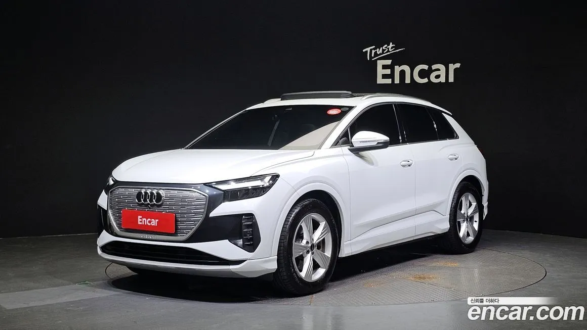 Audi Q4 e-tron — фото 1