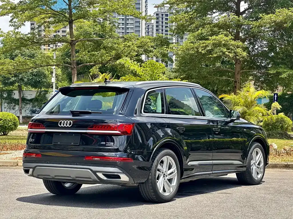 Audi Q7 2024 из CN, фото 7