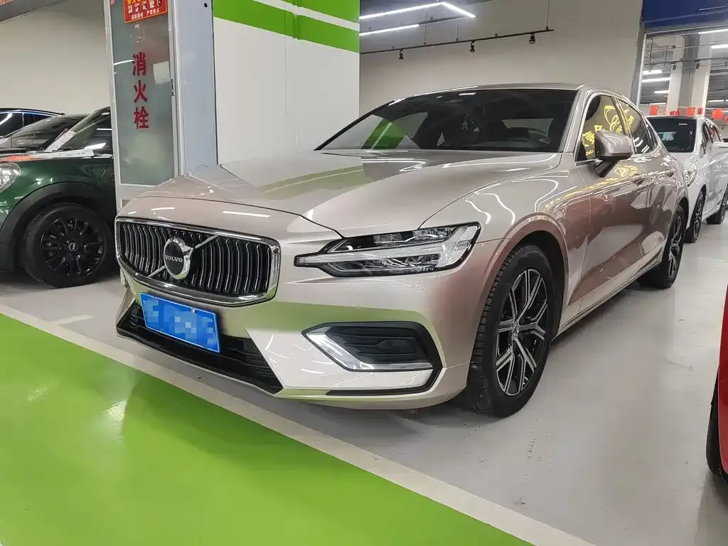 Volvo S60 2023 из CN, фото 1
