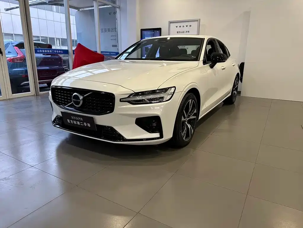 Volvo S60 — фото 1