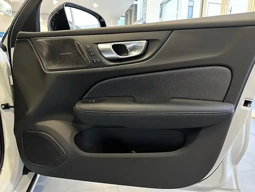 Volvo S60 — фото 10