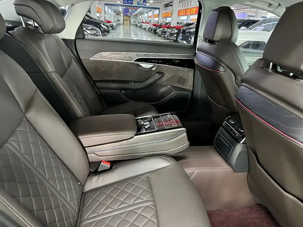 Audi A8 2023 из CN, фото 9