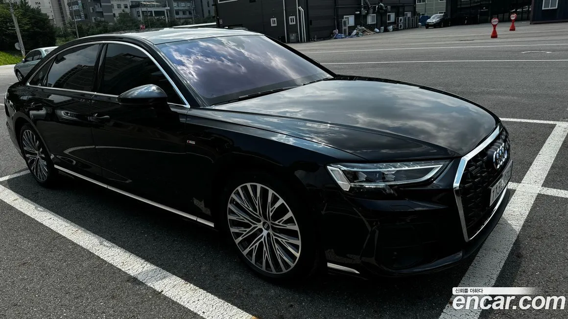 Audi A8 — фото 1
