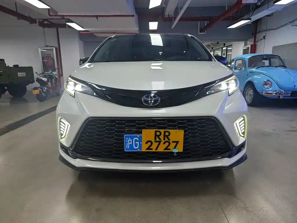 Toyota Granvia 2023 из CN, фото 2