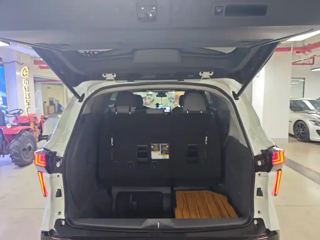 Toyota Granvia 2023 из CN, фото 7