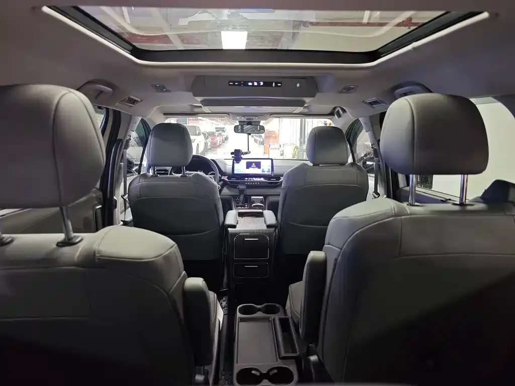 Toyota Granvia 2023 из CN, фото 8