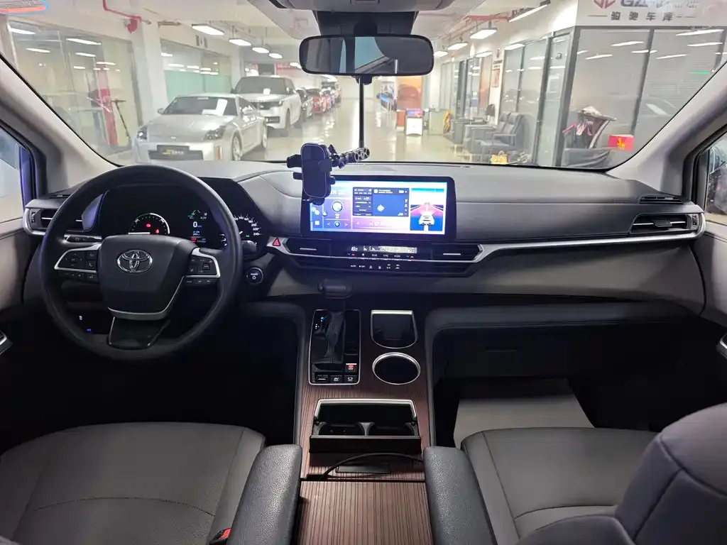 Toyota Granvia 2023 из CN, фото 9