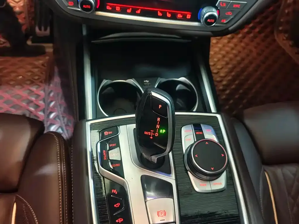 BMW 7 Series 2021 из CN, фото 10