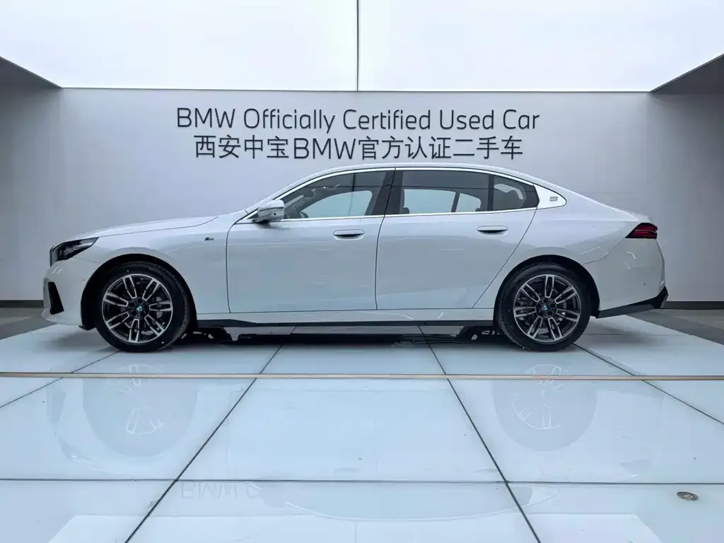BMW 5 Series 2025 из CN, фото 3