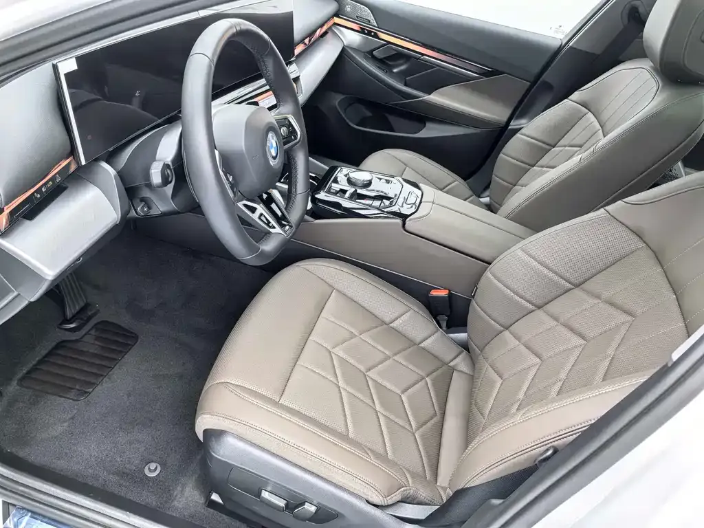 BMW 5 Series 2025 из CN, фото 8