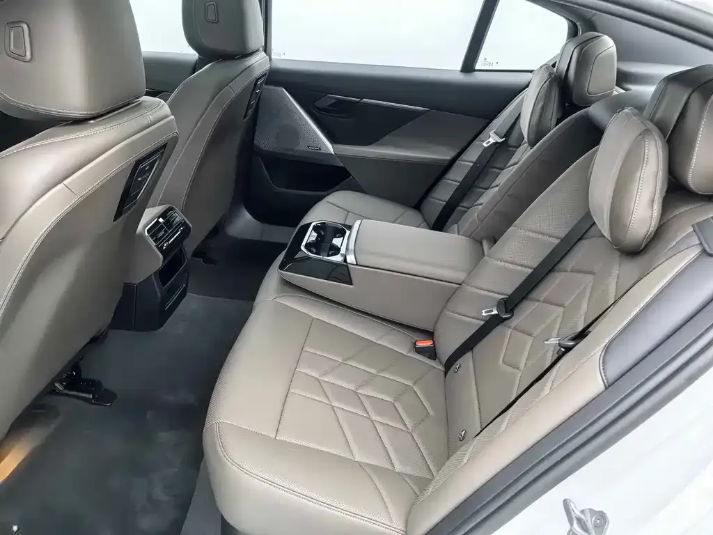 BMW 5 Series 2025 из CN, фото 9