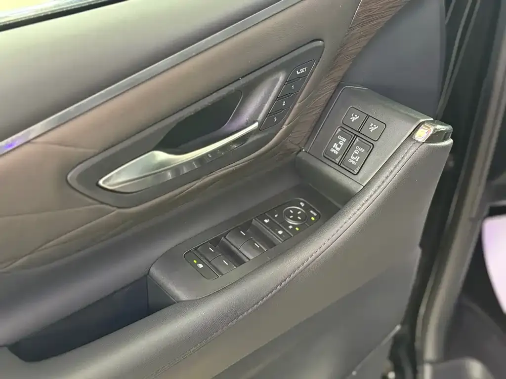 Toyota Alphard 2023 из CN, фото 8