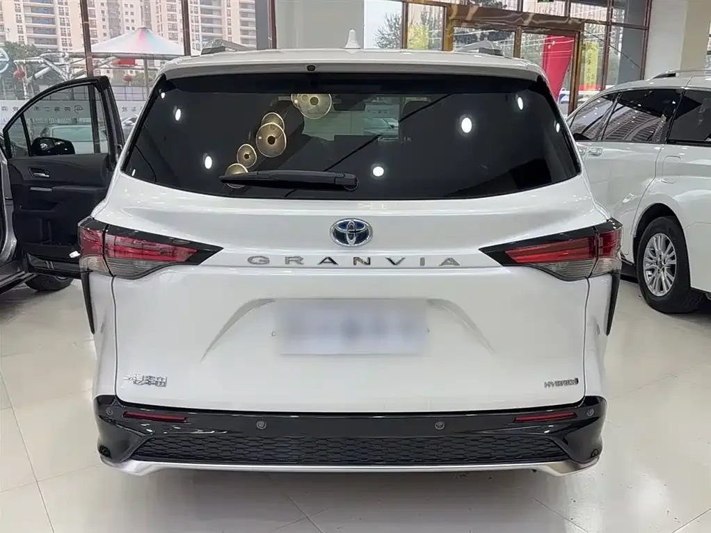 Toyota Granvia 2023 из CN, фото 5