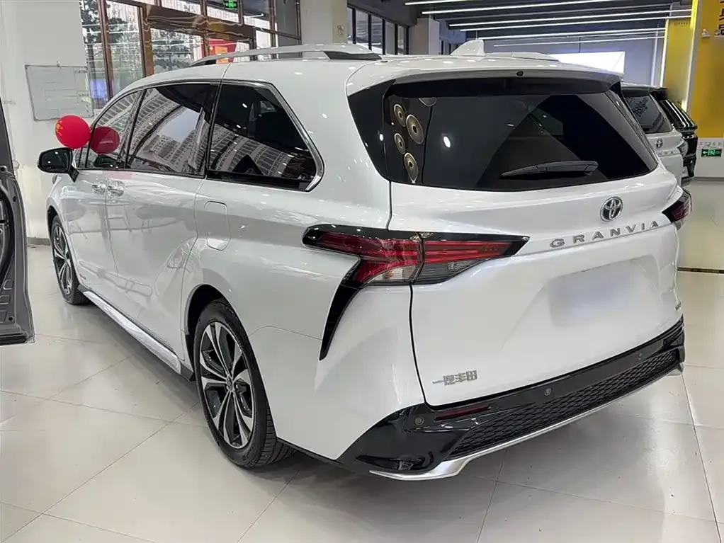 Toyota Granvia 2023 из CN, фото 6