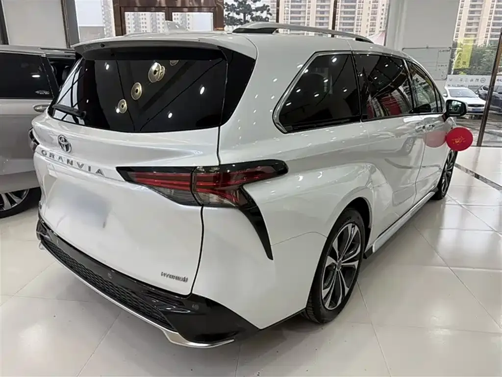 Toyota Granvia 2023 из CN, фото 7
