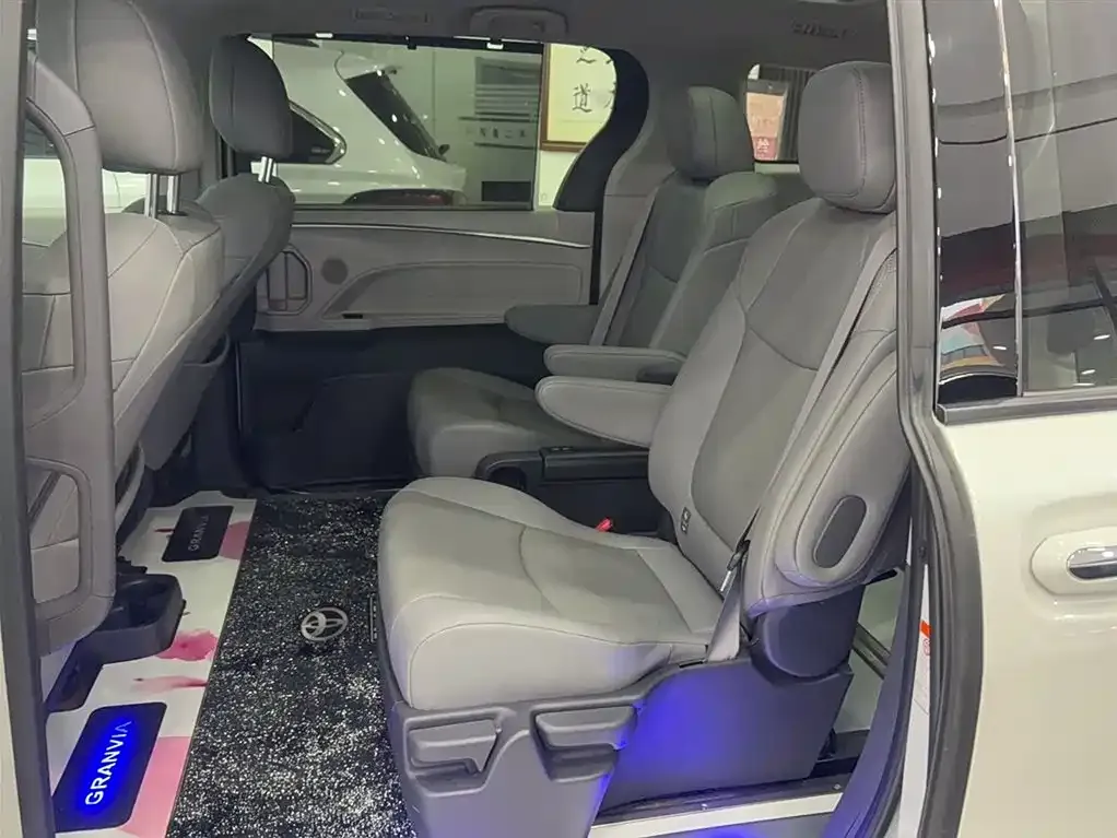 Toyota Granvia 2023 из CN, фото 8