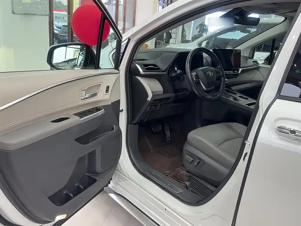 Toyota Granvia 2023 из CN, фото 9