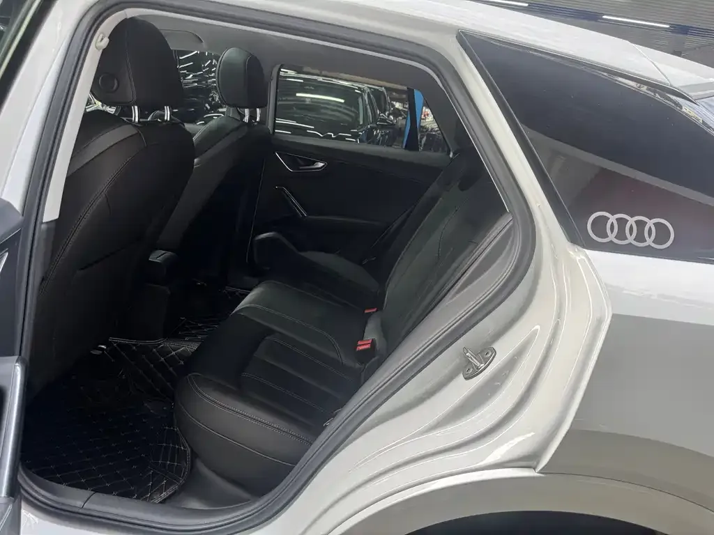 Audi Q2L 2023 из CN, фото 9
