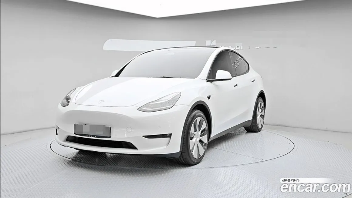 Tesla Model Y — фото 1