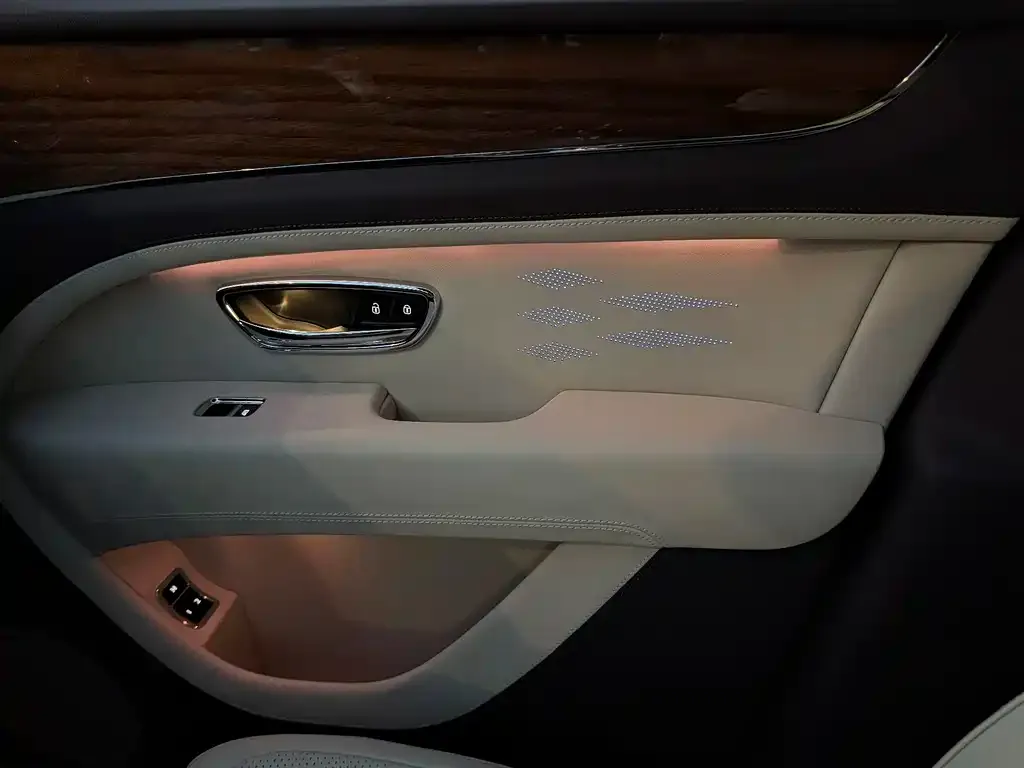 Bentley Bentayga 2023 из CN, фото 10
