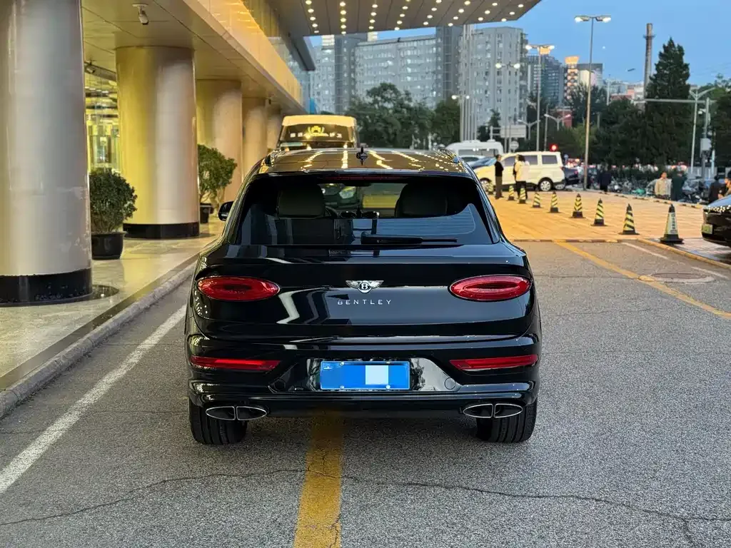 Bentley Bentayga 2023 из CN, фото 4