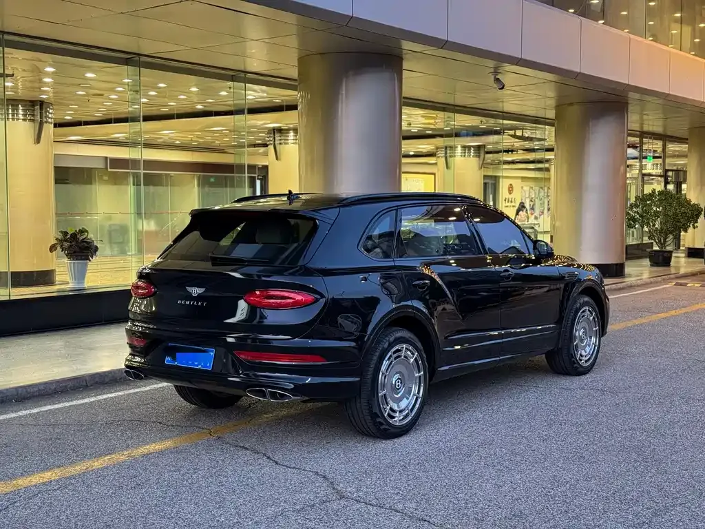 Bentley Bentayga 2023 из CN, фото 7