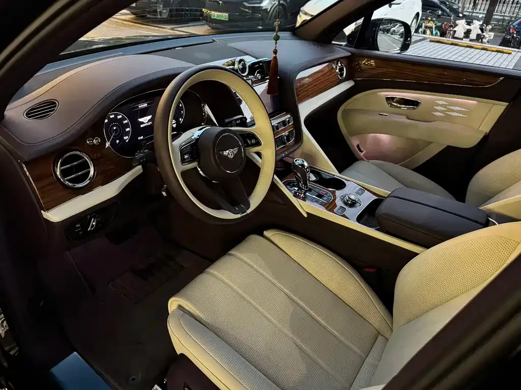 Bentley Bentayga 2023 из CN, фото 8