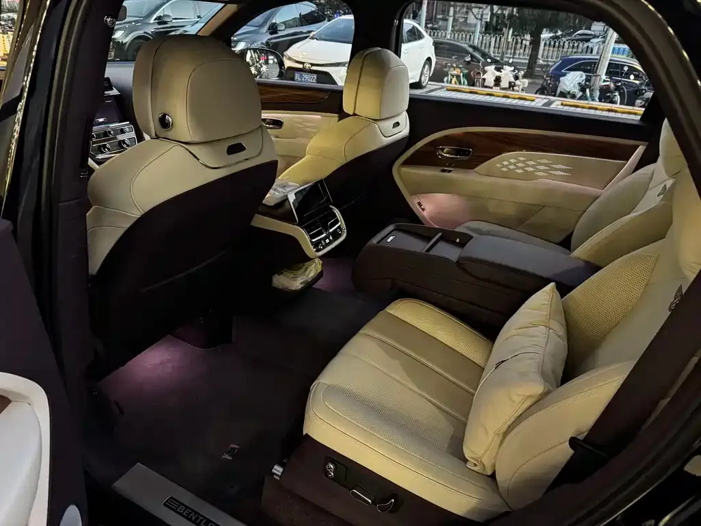 Bentley Bentayga 2023 из CN, фото 9