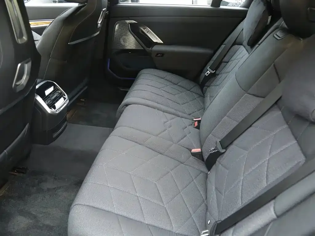 BMW i7 M70L 2023 из CN, фото 9