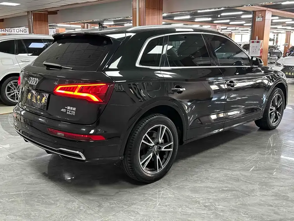 Audi Q5L — фото 9