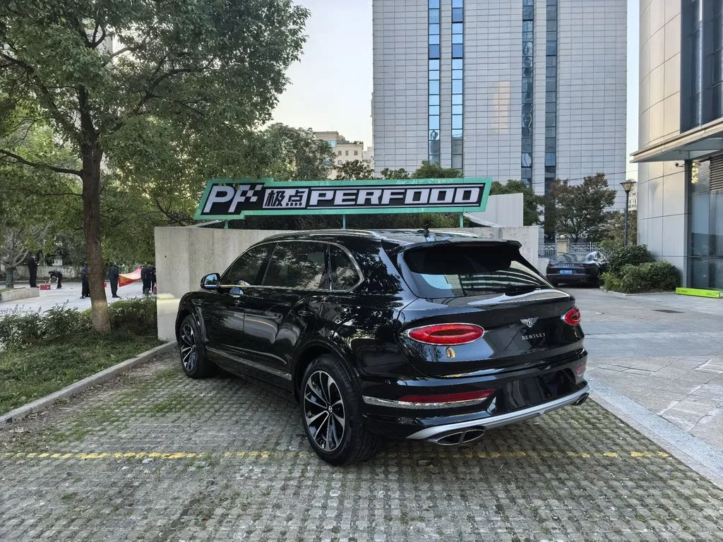 Bentley Bentayga 2024 из CN, фото 8