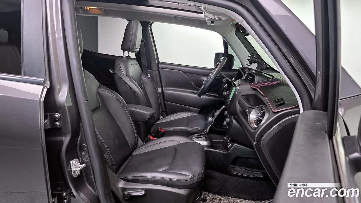 Jeep Renegade — фото 10