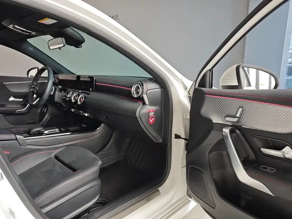 Mercedes-Benz A-Class 2024 из CN, фото 6